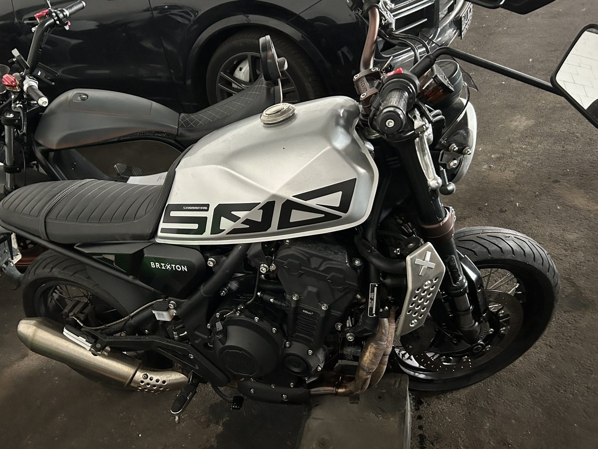 Brixton BX500 Crossfire von der Seite, abgestellt in einer Halle nach dem Unfall, wirtschaftlicher Totalschaden